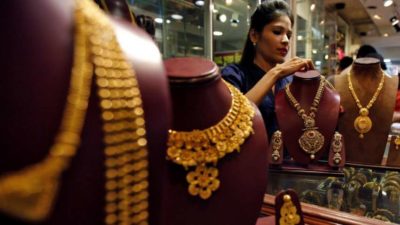 Gold price suffers steep decline of Rs 6,200 per tola