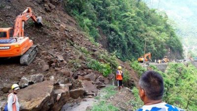 Sisneri road section linking Hetauda-Kathmandu obstructed