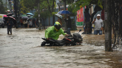 100 people dead, 67 missing in floods and landslides