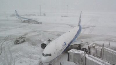 Heavy snow in Japan disrupts holiday air traffic