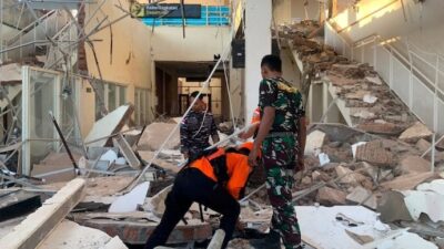 Indonesia hit by 7.7 magnitude quake, tsunami warning issued