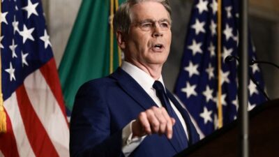 US unveils major Iran sanctions, warns supporters
