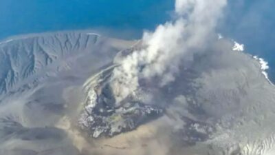 Volcanic ash disrupts flights, strands 270,000 passengers