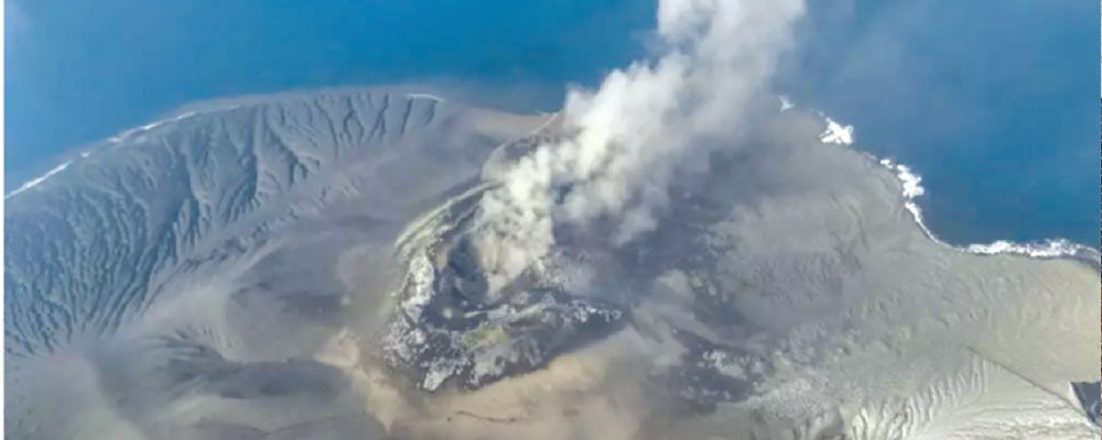 Volcanic ash disrupts flights, strands 270,000 passengers