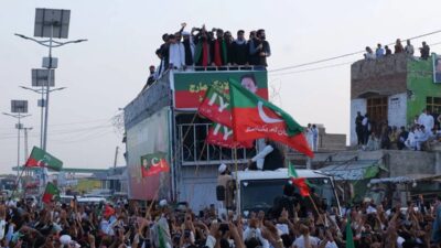 Shehbaz offers talks as Imran supporters march